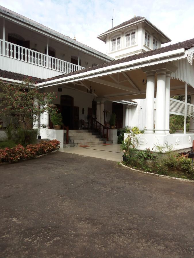 Manor House Hotel Embulpure Exterior photo