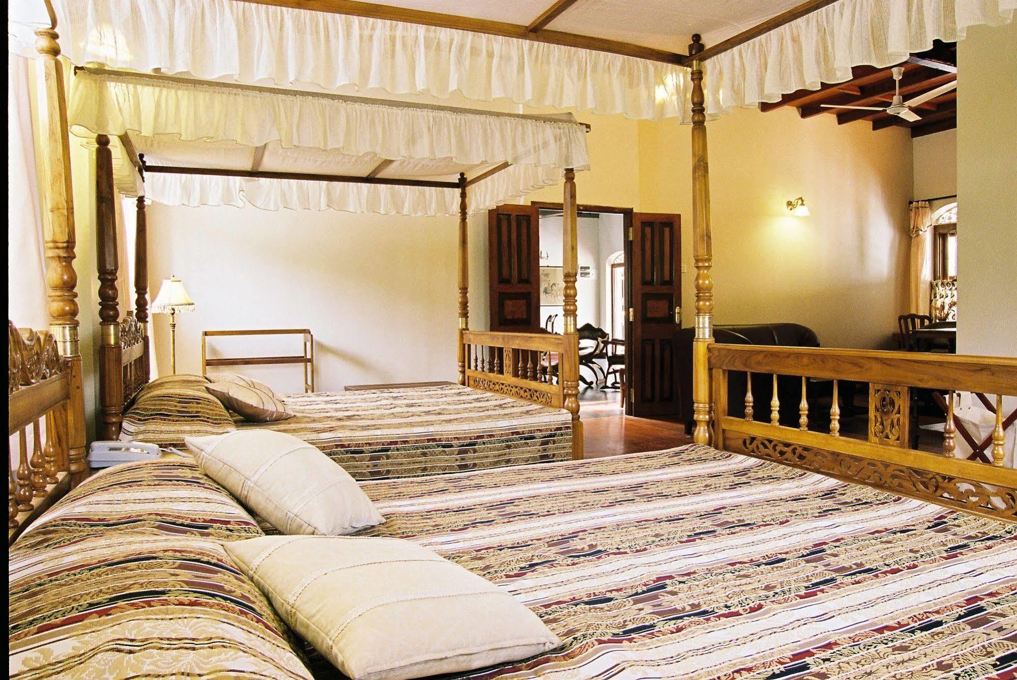 Manor House Hotel Embulpure Exterior photo