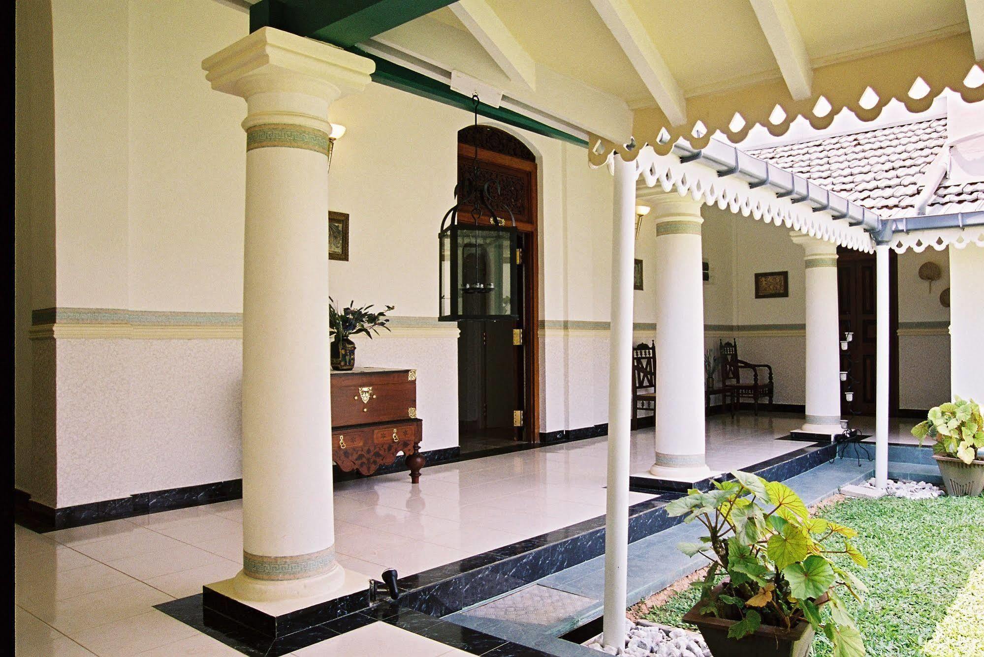 Manor House Hotel Embulpure Exterior photo