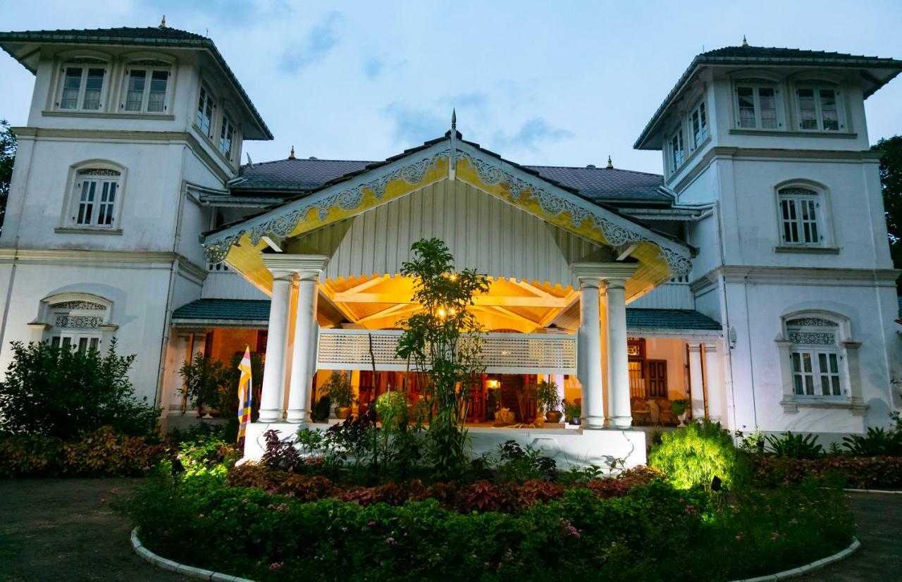 Manor House Hotel Embulpure Exterior photo