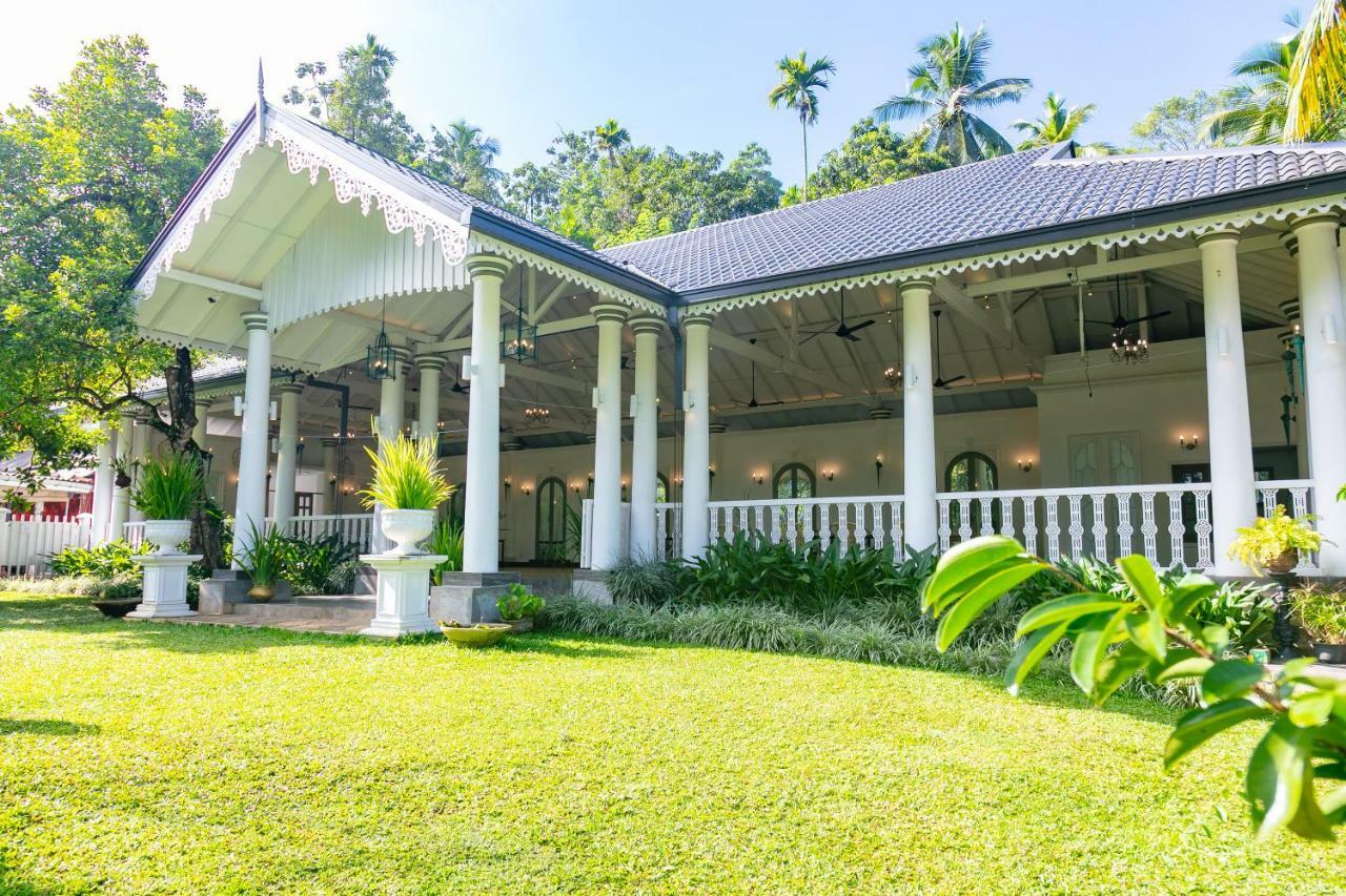 Manor House Hotel Embulpure Exterior photo